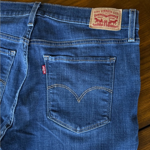 Levi's Women's Classic Blue Cropped Jeans - Picture 4 of 6